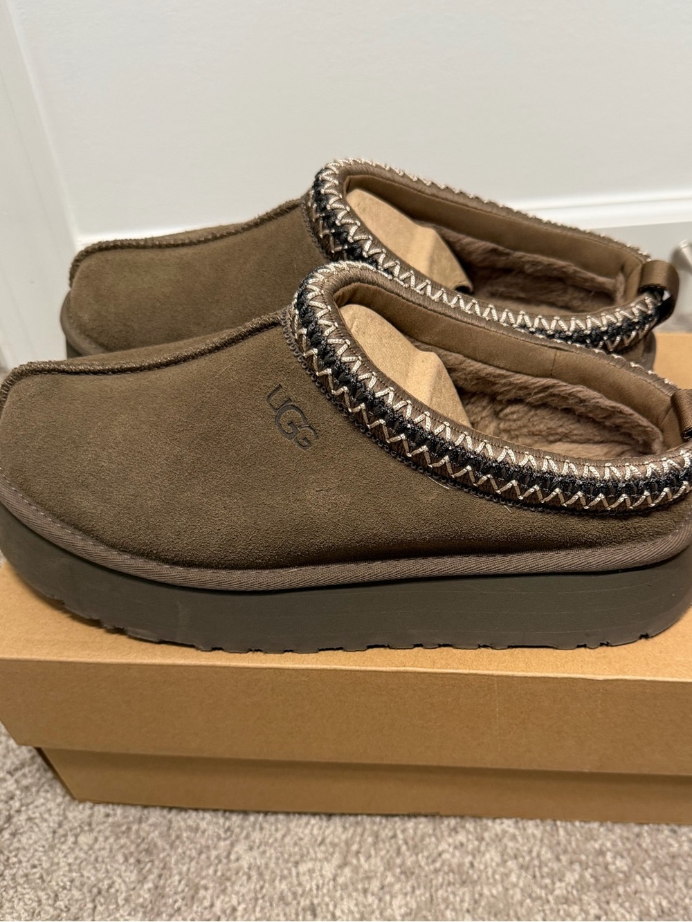UGG women’s tazz platform slipper 9